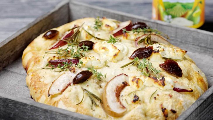 Focaccia mit Ziegenkäse, Birne und Grafschafter Birnenschmaus