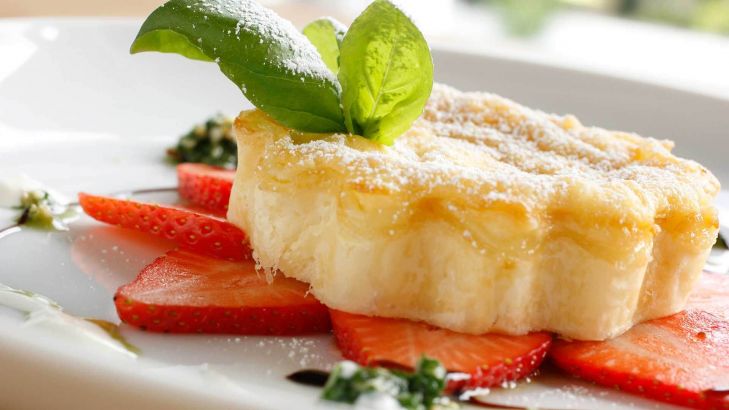 Erdbeer-Ricotta Tarte mit Erdbeeren und süßem Basilikumpesto