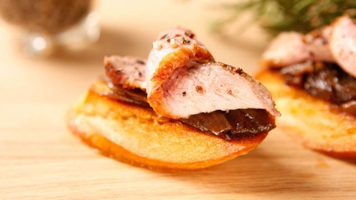Bruschetta, rote Zwiebeln, rosa Entenbrust