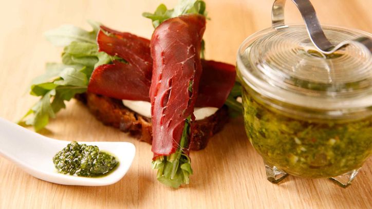 Lieblingsrezept: Bresaola Röllchen mit Ricotta, Pesto und Rucola Bresaola mit Pesto – Feines Pesto und die italienische Note machen aus einer Brotauflage eine Gaumenfreude. Ein Hingucker auf jedem Büffet oder geniales Fingerfood für jede Party.
 Lieblingsrezept: Bresaola Röllchen mit Ricotta, Pesto und Rucola Bresaola mit Pesto