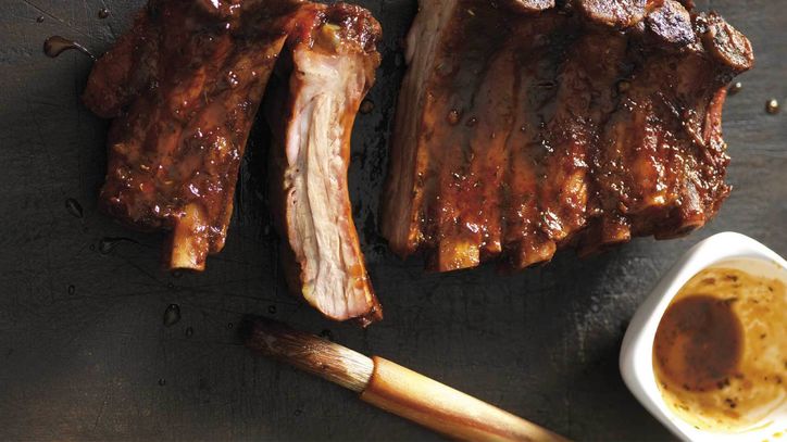Lieblingsrezept: Der BBQ-Mop »Jacky-Coke« – Würzige Marinade zum Bepinseln von Chicken-Wings und Sparerips. Gegartes Fleisch mehrfach und direkt auf dem Grill bestreichen und knusprig braun karamellisieren lassen Lieblingsrezept: Der BBQ-Mop »Jacky-Coke«