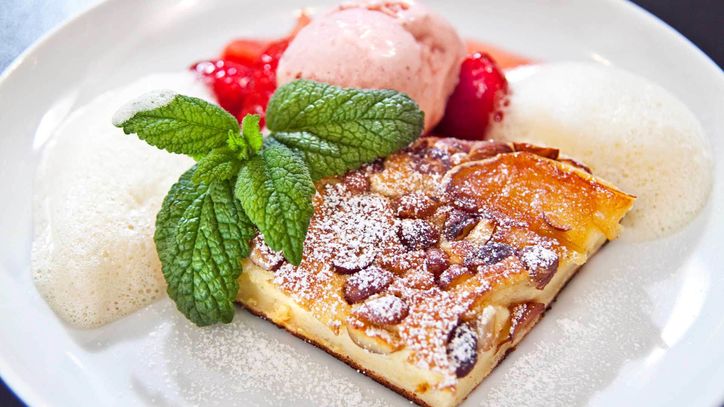 Lieblingsrezept: Apfelküchlein von gerösteten Haselnüssen mit Erdbeereis und Rieslingschaum – Sommer und Herbst in einem Dessert von feiner Raffinesse. Beindrucken Sie Ihre Gäste ohne große Mühe. Lieblingsrezept: Apfelküchlein von gerösteten Haselnüssen mit Erdbeereis und Rieslingschaum