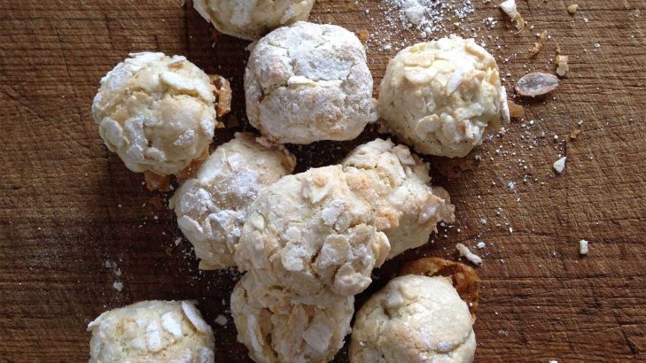 Frische Amarettini, gebacken nach einem Rezept aus den Kochateliers.