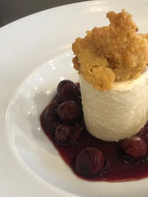 Lieblingsrezept: Parfait vom Bratapfel mit Spekulatius-Crumble und heißen Glühwein-Kirschen – Bartapfel einfach mal ander zubereitet in Komibantion mit den weihnachtlichen Aromen von Glühwein und Spekulatius. Lieblingsrezept: Parfait vom Bratapfel mit Spekulatius-Crumble und heißen Glühwein-Kirschen
