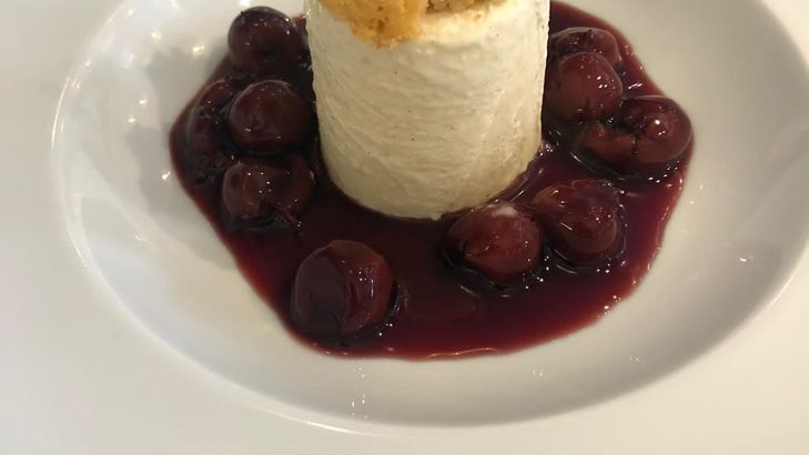 Parfait vom Bratapfel mit Spekulatius-Crumble und heißen Glühwein-Kirschen