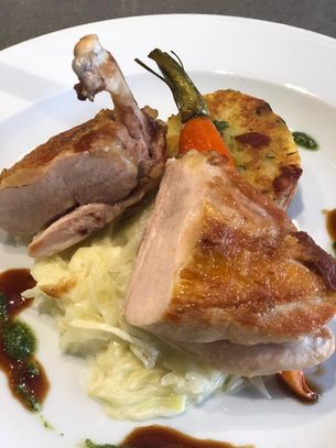 Lieblingsrezept: Perlhuhnbrust mit Rahmspitzkohl, Ofenkarotten und Kartoffeltalern – Winterliches Gemüse mit herzhaften Kartoffeltalern und einer knusprig gebratenen Perlhuhnbrust.  Lieblingsrezept: Perlhuhnbrust mit Rahmspitzkohl, Ofenkarotten und Kartoffeltalern