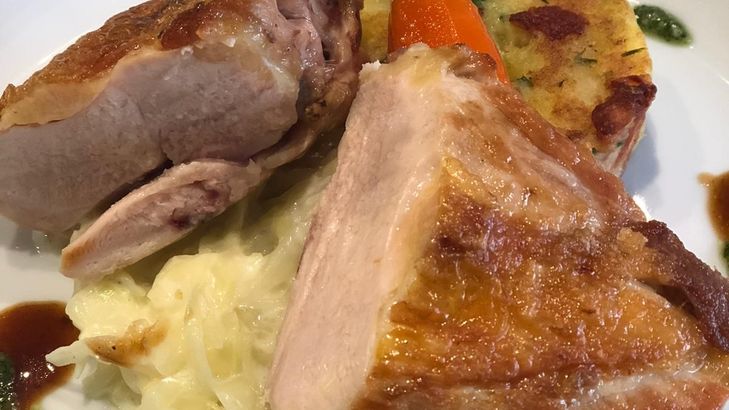 Perlhuhnbrust mit Rahmspitzkohl, Ofenkarotten und Kartoffeltalern