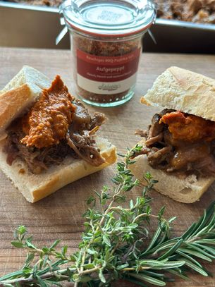 Lieblingsrezept: Pulled BBQ Lamm mit mediterraner Paprikacreme – Langsam gegartet Lammkeule, saftig, und herzhaft mariniert.  Lieblingsrezept: Pulled BBQ Lamm mit mediterraner Paprikacreme