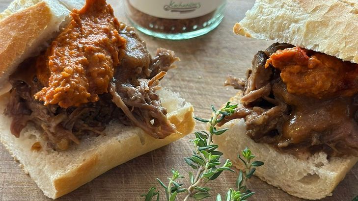 Pulled BBQ Lamm mit mediterraner Paprikacreme