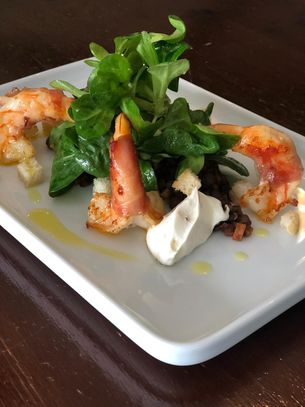 Lieblingsrezept: Lauwarme Tellerlinsen mit gebratenen Garnelen im Speckmantel, Feldsalat und Croutons – Ein schöner winterlicher Salat mit knusprig gebratenen Garnelen und crunchy Croutons.  Lieblingsrezept: Lauwarme Tellerlinsen mit gebratenen Garnelen im Speckmantel, Feldsalat und Croutons