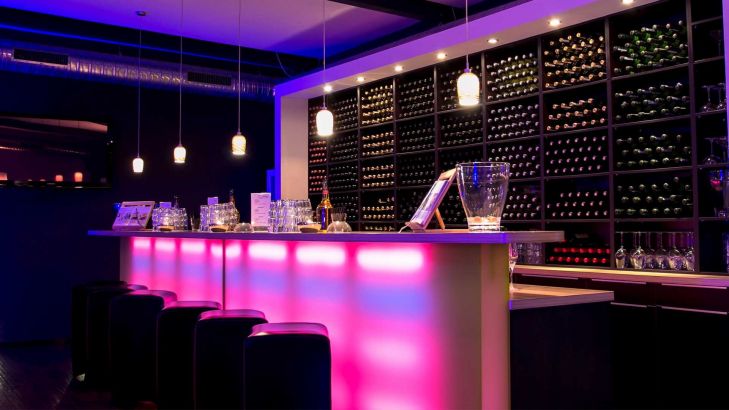 Elegante Partybeleuchtung im Barbereich anlässlich einer Geburtstagsfeier. Elegante Partybeleuchtung im Barbereich anlässlich einer Geburtstagsfeier.