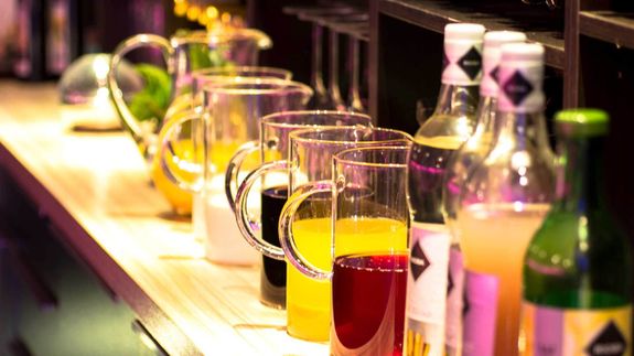 Alles bereit für die Cocktails – eine beliebte Zusatzoption bei Weihnachtsfeiern und Kundenveranstaltungen im Kochatelier Köln. Alles bereit für die Cocktails – eine beliebte Zusatzoption bei Weihnachtsfeiern und Kundenveranstaltungen im Kochatelier Köln.