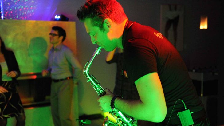 Live-Musik während einer Küchenparty in den Kochateliers. Live-Musik während einer Küchenparty in den Kochateliers.