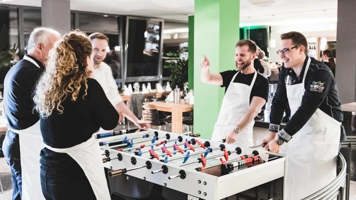 Spa&szlig; und Teamgeist am Kickertisch in der Pause beim Teamevent im Kochatelier K&ouml;ln.
