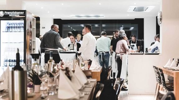 Kochatelier Köln – Nachdem die Aufgabenverteilung geklärt ist können die Teilnehmer*innen eines Teamworkshops mit den Vorbereitungen beginnen. Kochatelier Köln – Nachdem die Aufgabenverteilung geklärt ist können die Teilnehmer*innen eines Teamworkshops mit den Vorbereitungen beginnen.