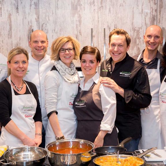 Das Team der Kochateliers mich Chefs und Küchenfeen steht Ihnen bei Kochkursen und während unserer Kochevents und Küchenparties in den Kochateliers zur Seite. Das Team der Kochateliers mich Chefs und Küchenfeen steht Ihnen bei Kochkursen und während unserer Kochevents und Küchenparties in den Kochateliers zur Seite.
