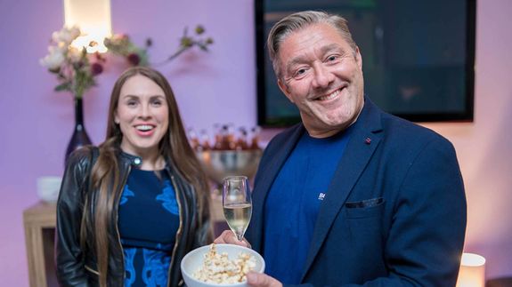 Begrüßung mit Sekt und Fingerfood in den Kochateliers. Begrüßung mit Sekt und Fingerfood in den Kochateliers.