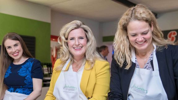 Großer Spaß beim Schnippeln und Feiern während einer Küchenparty im Kochatelier Bonn. Großer Spaß beim Schnippeln und Feiern während einer Küchenparty im Kochatelier Bonn.