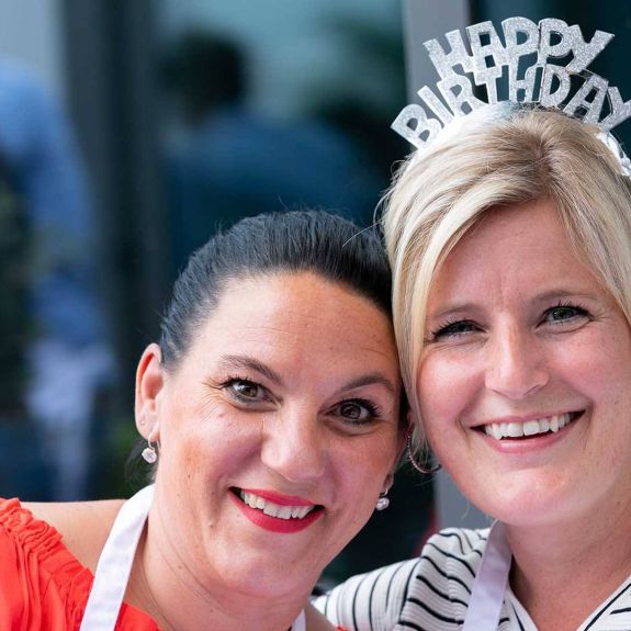 Ein Geburtstagskind feiert in einem privaten Kochkurs unter Freunden in den Kochateliers Happy Birthday. Ein Geburtstagskind feiert in einem privaten Kochkurs unter Freunden in den Kochateliers Happy Birthday.