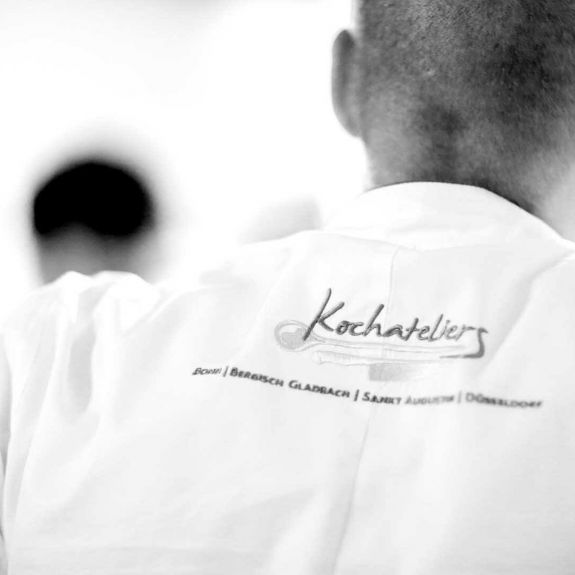 Kochateliers Kochjacke mit Logo als Rückenstickerei.  Kochateliers Kochjacke mit Logo als Rückenstickerei.