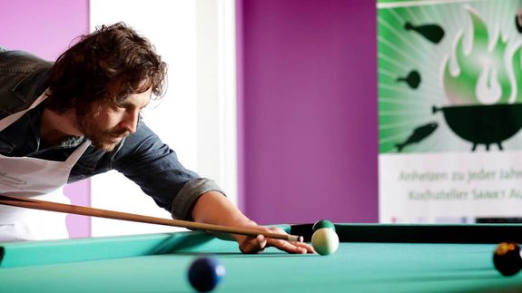 Kickern oder Billard, im Kochatelier Bonn ist beides möglich, damit Dein Team auch die Pausen in aktiver Atmosphäre verbringen kann. Kickern oder Billard, im Kochatelier Bonn ist beides möglich, damit Dein Team auch die Pausen in aktiver Atmosphäre verbringen kann.