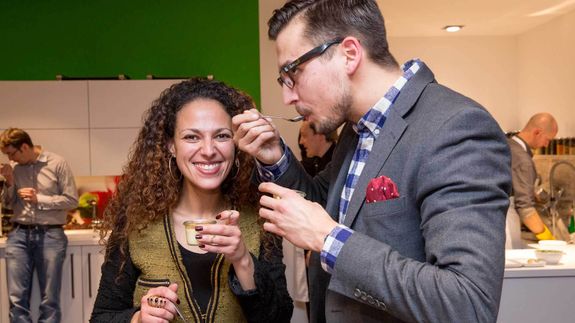 Kocheventteilneher*innen probieren das Dessert: Die kritische Qualitätsprüfung beim Teamevent im Kochatelier Düsseldorf erfolgreich mit Premiumauszeichnung und viel Spass bestanden! Kocheventteilneher*innen probieren das Dessert: Die kritische Qualitätsprüfung beim Teamevent im Kochatelier Düsseldorf erfolgreich mit Premiumauszeichnung und viel Spass bestanden!
