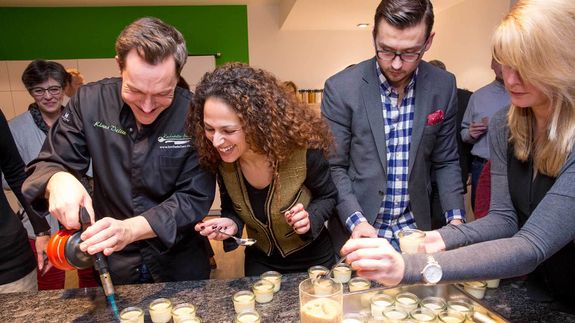 Das bûlieren des Desserts ist ein echtes Highlight beim Firmenevent im Kochatelier Düsseldorf. Das bûlieren des Desserts ist ein echtes Highlight beim Firmenevent im Kochatelier Düsseldorf.