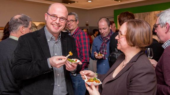 Gäste am Flying Büffet probieren die Edelvariante von der Currywurst bei einer Küchenparty im Kochatelier Düsseldorf. Gäste am Flying Büffet probieren die Edelvariante von der Currywurst bei einer Küchenparty im Kochatelier Düsseldorf.