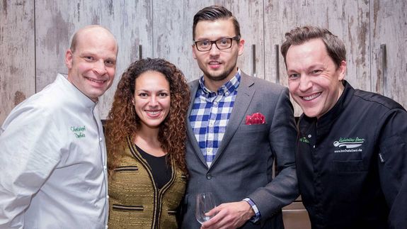 Chefs unter sich – die Freude ist groß über eine gelungene Küchenparty im Kochatelier Düsseldorf. Chefs unter sich – die Freude ist groß über eine gelungene Küchenparty im Kochatelier Düsseldorf.