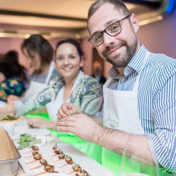 Fingerfood anfertigen – beim Teambuilding Workshop in den Kochateliers.