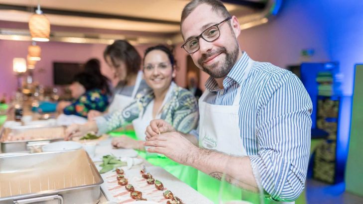 Anrichten von Fingerfood bei einer Firmenfeier, einem Team-Event oder auf einer K&uuml;chenparty im Kochatelier Bonn.