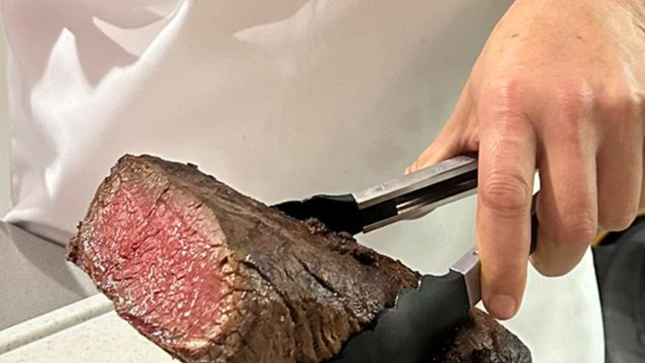 Rosa gegartes Roastbeef mit Kochateliers Salz „Aufgepeppt“