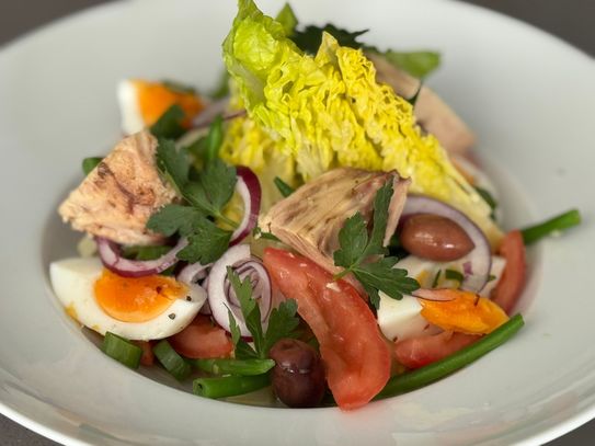 Lieblingsrezept: Salade Niçoise mit eingelegetem Thunfisch – erfrischender Salade Niçoise aus den Kochateliers  Lieblingsrezept: Salade Niçoise mit eingelegetem Thunfisch