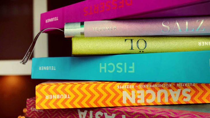 B&uuml;cher mit Rezepten von K&ouml;chen aus den Kochateliers.
