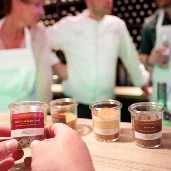 Salz- und Gewürzmischungen: Etiketten der in Weck-Gläser verpackten Kochateliers-Gewürz-Kreationen. Salz- und Gewürzmischungen: Etiketten der in Weck-Gläser verpackten Kochateliers-Gewürz-Kreationen.