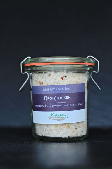 Fantastische Salzmischungen und Gewürze ✓ handgefertigt ✓ auf Fleur de Sel-Basis ✓ getrocknete Kräuter, Gewürze, Extrakte von Gemüse und Obst. Die exklusiven Salz- und Gewürzmischungen sind nur in den Kochateliers erhältlich – verpackt in einem schönen Weck-Glas auch ein schönes Geschenk! Salze und Gewürze - exklusive Mischungen