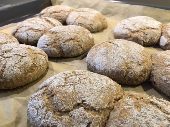 Lieblingsrezept: Vinschgauer Roggenbrötchen – Saftige Südtiroler Röggenfladen mit dem typisch würzigen Geschmack von Fenchel, Kümmel uns Sauerteig. Der ideale Begleiter für herzhafte Beläge.  Lieblingsrezept: Vinschgauer Roggenbrötchen